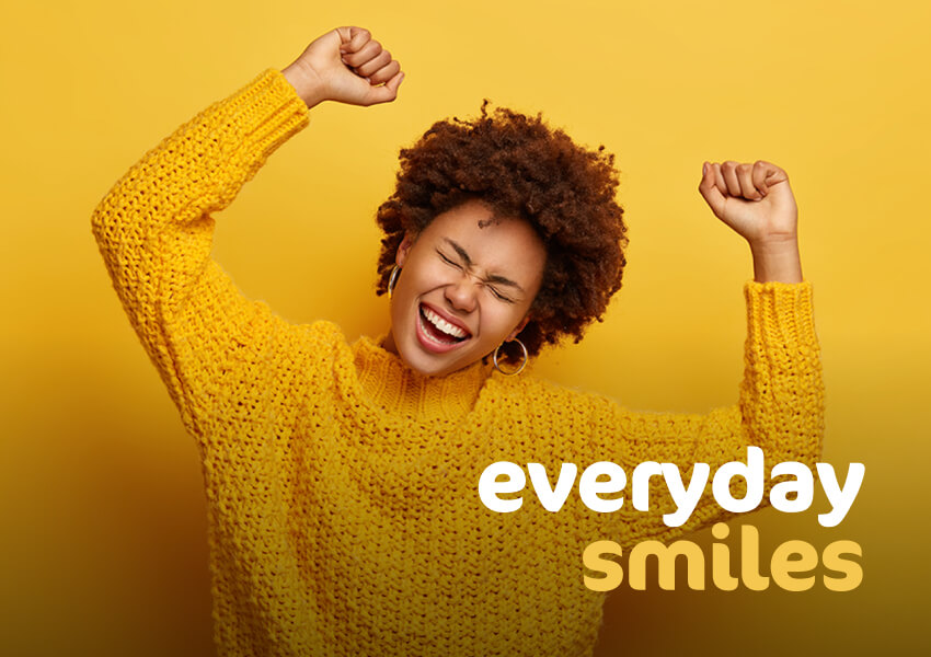 Une image montrant une femme joyeuse avec un texte qui lit "Everyday Smiles".
